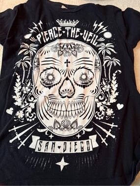 Pierce The Veil - vintage Graphic Tee - Black & White Skull
